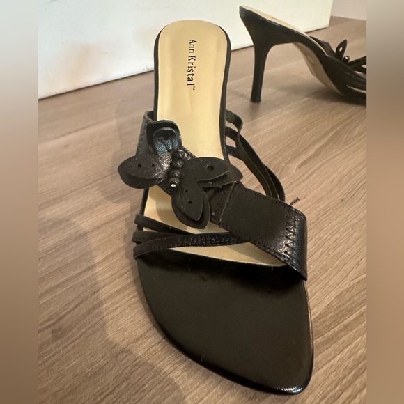Ann Kristal “Mitzie” leather heels with butterfly detail. - Picture 3 of 5